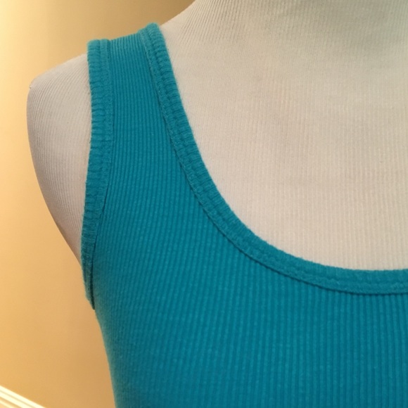 Vibrant turquoise tank - Picture 3 of 4